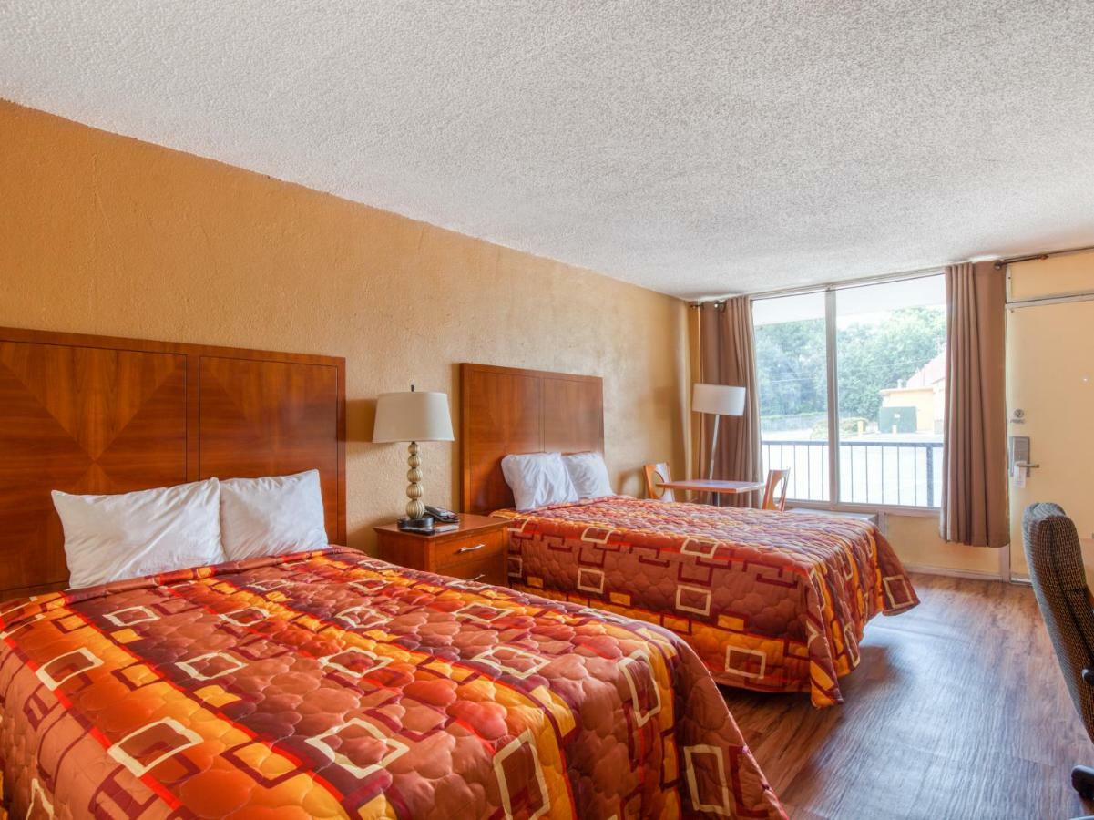 פורסט פארק Budgetel Inn & Suites מראה חיצוני תמונה
