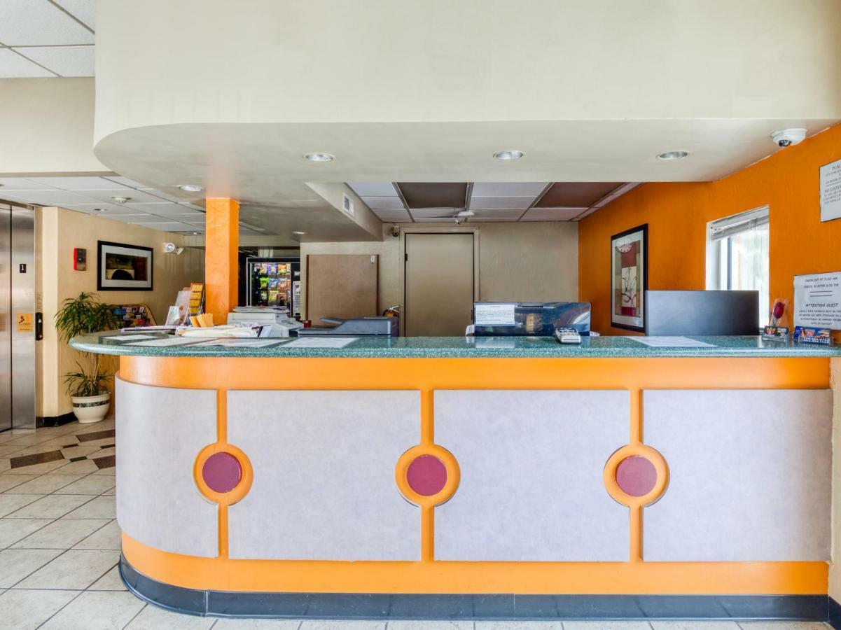 פורסט פארק Budgetel Inn & Suites מראה חיצוני תמונה