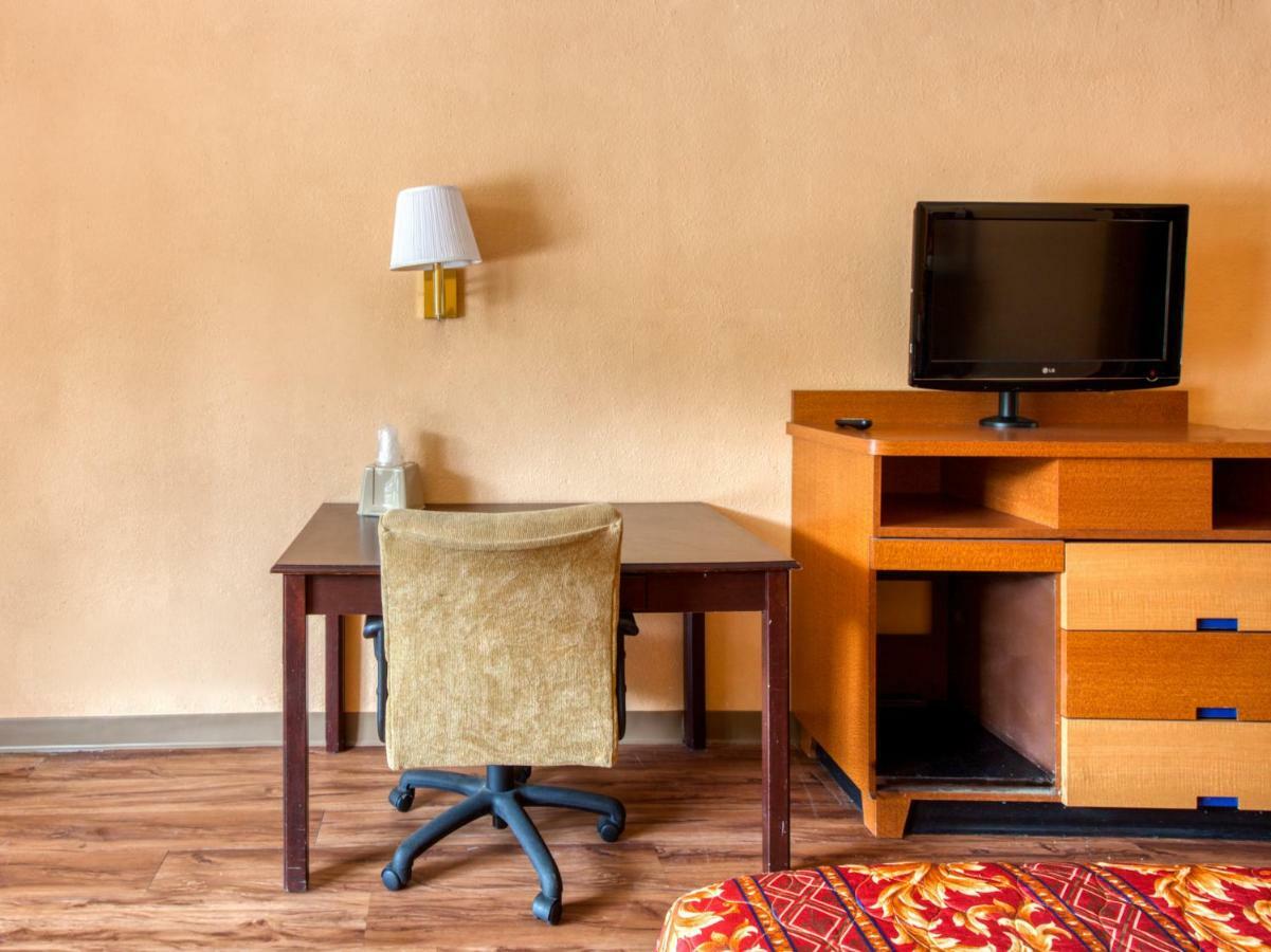 פורסט פארק Budgetel Inn & Suites מראה חיצוני תמונה