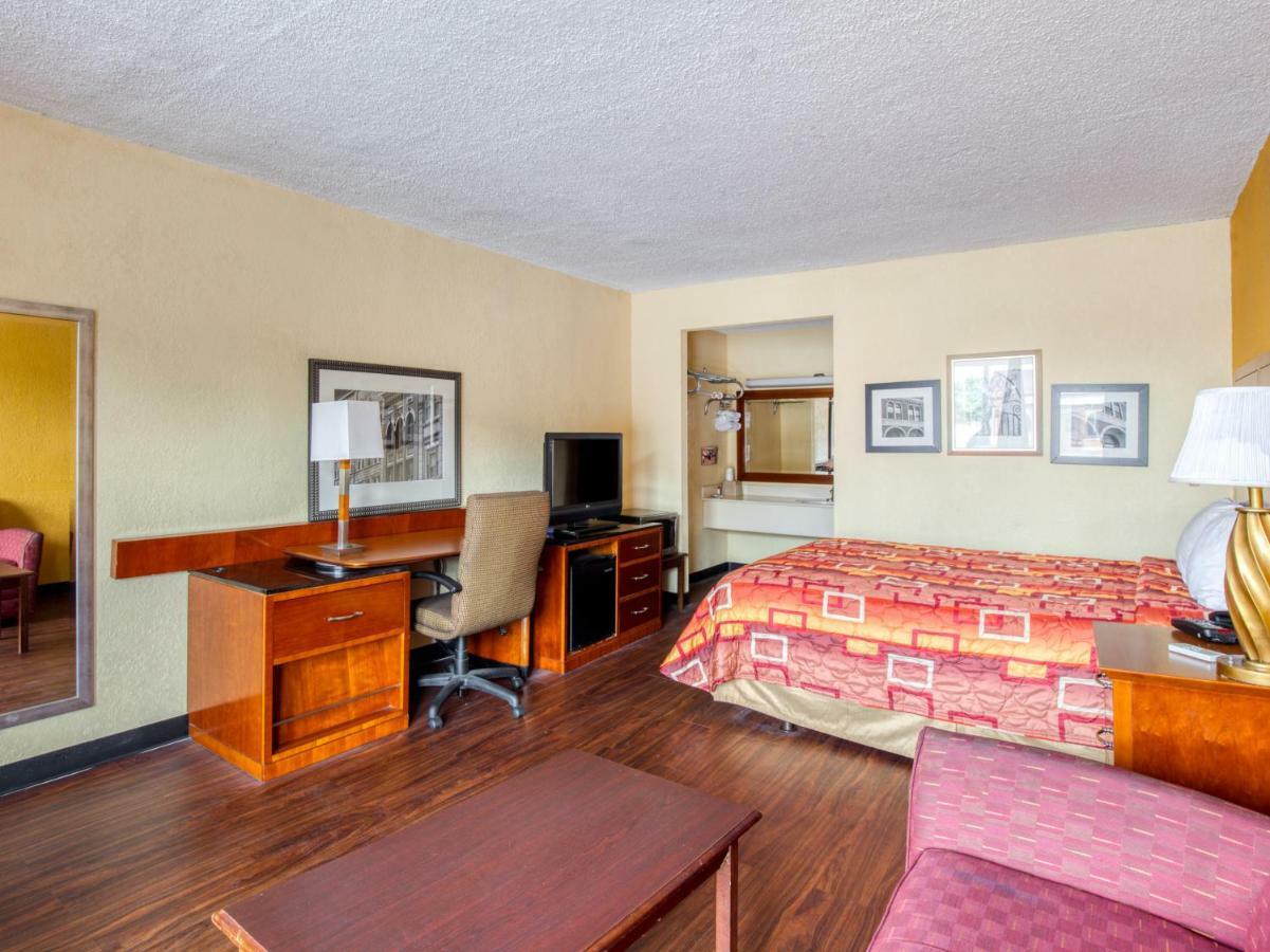 פורסט פארק Budgetel Inn & Suites מראה חיצוני תמונה