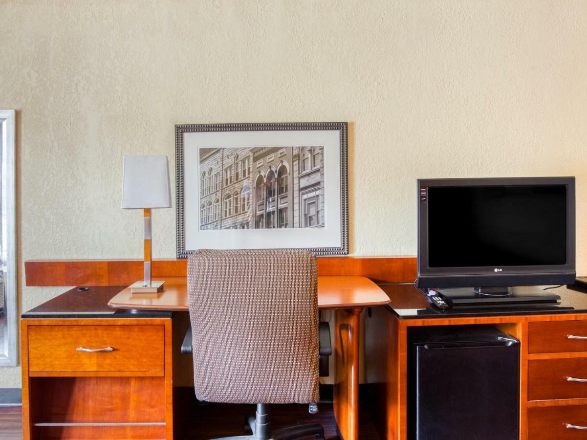 פורסט פארק Budgetel Inn & Suites מראה חיצוני תמונה