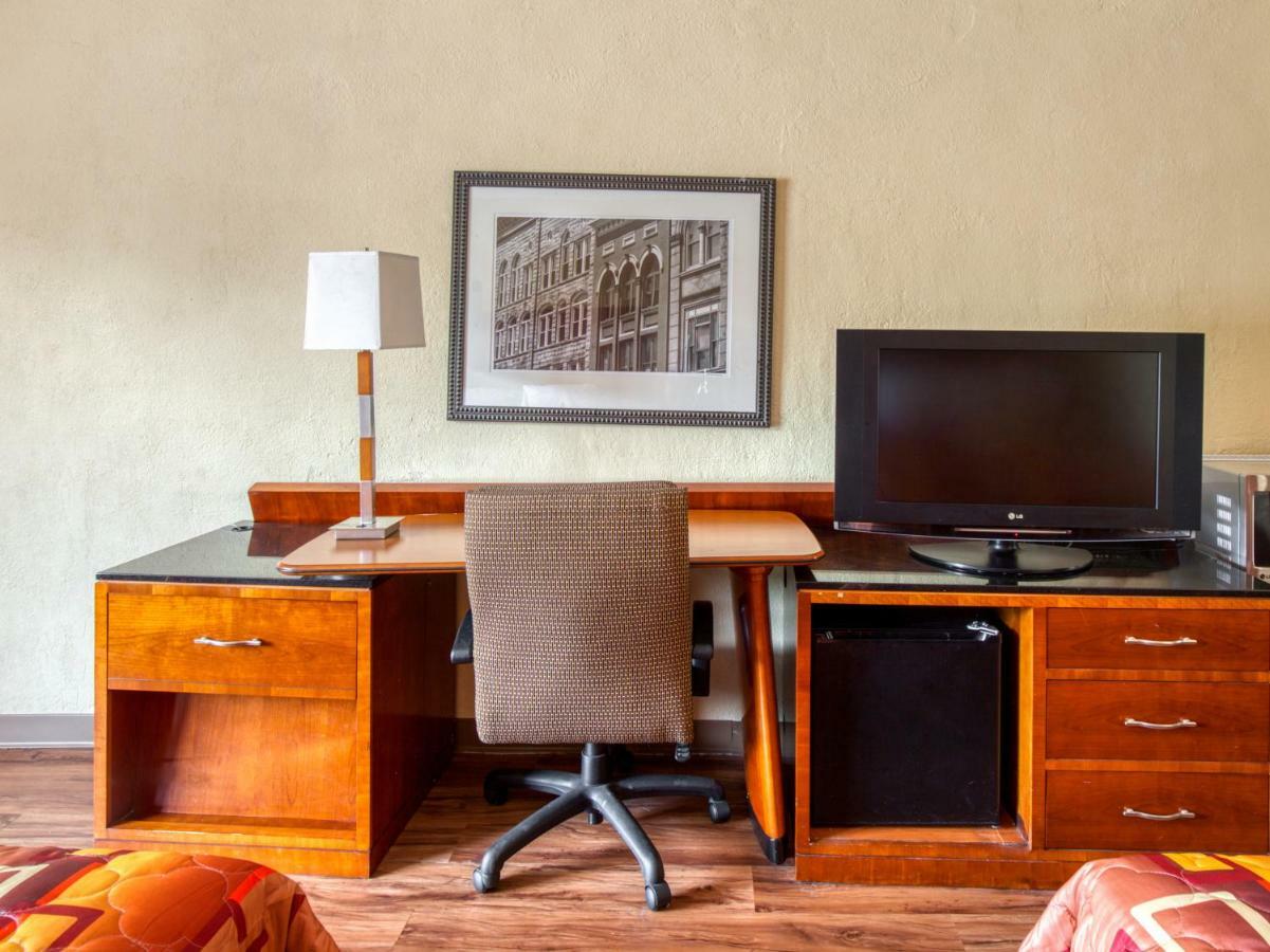 פורסט פארק Budgetel Inn & Suites מראה חיצוני תמונה